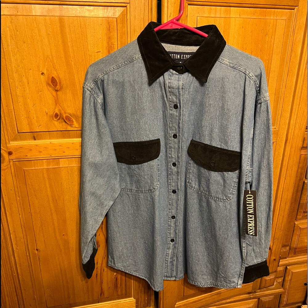 Beautiful lightweight denim long sleeved shirt with polyester collar, pockets ! - Picture 1 of 3